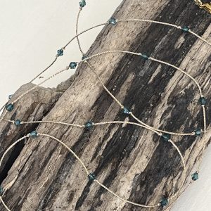 Baya ou bin-bin ORELINE en perles de verre coloris bleu canad et tissées sur un fil doré très solide, fermoir en acier inoxydable doré sans nickel sans plomb et sans cadmium, sur mesure et ajusté à la taille fait main