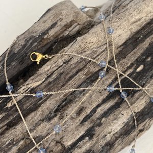 Baya ou bin-bin ORELINE en perles de verre coloris bleu ciel clair clear et tissées sur un fil doré très solide, fermoir en acier inoxydable doré sans nickel sans plomb et sans cadmium, sur mesure et ajusté à la taille fait main