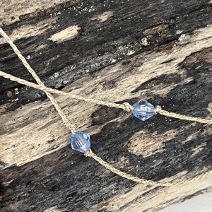 Baya ou bin-bin ORELINE en perles de verre coloris bleu ciel clair clear et tissées sur un fil doré très solide, fermoir en acier inoxydable doré sans nickel sans plomb et sans cadmium, sur mesure et ajusté à la taille fait main