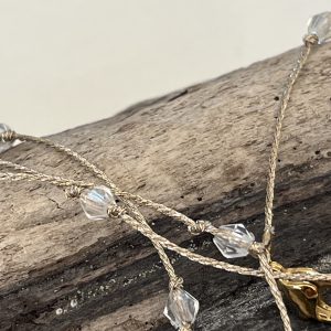 Baya ou bin-bin ORELINE en perles de verre coloris transparent clear et tissées sur un fil doré très solide, fermoir en acier inoxydable doré sans nickel sans plomb et sans cadmium, sur mesure et ajusté à la taille fait main