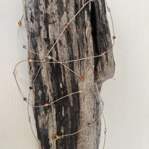 Baya ou bin-bin ORELINE en perles de verre coloris multicolore et tissées sur un fil doré très solide, fermoir en acier inoxydable doré sans nickel sans plomb et sans cadmium, sur mesure et ajusté à la taille fait main