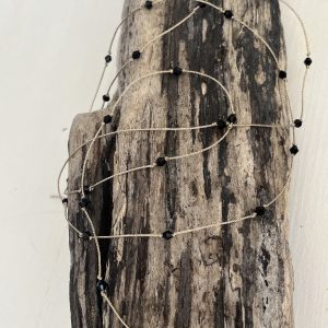 Baya ou bin-bin ORELINE en perles de verre coloris orange et tissées sur un fil doré très solide, fermoir en acier inoxydable doré sans nickel sans plomb et sans cadmium, sur mesure et ajusté à la taille fait main