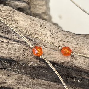 Baya ou bin-bin ORELINE en perles de verre coloris orange et tissées sur un fil doré très solide, fermoir en acier inoxydable doré sans nickel sans plomb et sans cadmium, sur mesure et ajusté à la taille fait main