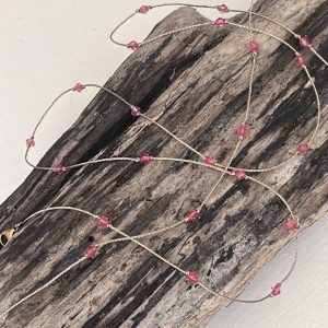 Baya ou bin-bin ORELINE en perles de verre coloris rose et tissées sur un fil doré très solide, fermoir en acier inoxydable doré sans nickel sans plomb et sans cadmium, sur mesure et ajusté à la taille fait main