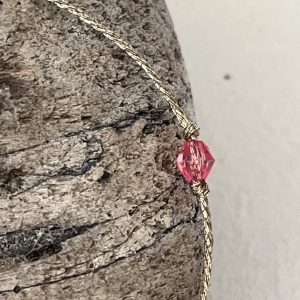 Baya ou bin-bin ORELINE en perles de verre coloris rose et tissées sur un fil doré très solide, fermoir en acier inoxydable doré sans nickel sans plomb et sans cadmium, sur mesure et ajusté à la taille fait main
