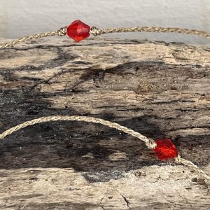 Baya ou bin-bin ORELINE en perles de verre coloris rouge et tissées sur un fil doré très solide, fermoir en acier inoxydable doré sans nickel sans plomb et sans cadmium, sur mesure et ajusté à la taille fait main