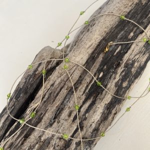 Baya ou bin-bin ORELINE en perles de verre coloris vert clair et tissées sur un fil doré très solide, fermoir en acier inoxydable doré sans nickel sans plomb et sans cadmium, sur mesure et ajusté à la taille fait main