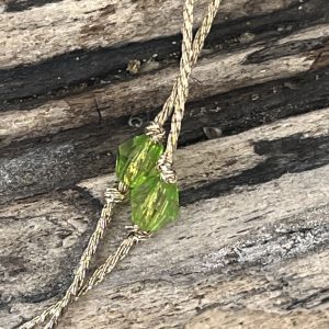 Baya ou bin-bin ORELINE en perles de verre coloris vert clair et tissées sur un fil doré très solide, fermoir en acier inoxydable doré sans nickel sans plomb et sans cadmium, sur mesure et ajusté à la taille fait main