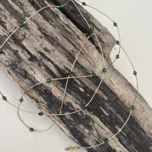 Baya ou bin-bin ORELINE en perles de verre colorée vert et tissées sur un fil doré très solide, fermoir en acier inoxydable doré sans nickel sans plomb et sans cadmium, sur mesure et ajusté à la taille fait main