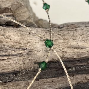 Baya ou bin-bin ORELINE en perles de verre colorée vert et tissées sur un fil doré très solide, fermoir en acier inoxydable doré sans nickel sans plomb et sans cadmium, sur mesure et ajusté à la taille fait main