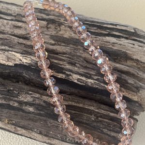 Luminya Dragonne poignée cordon bijou de téléphone en perles de verre colorées rose clair peche saumon transparent aux reflets scintillants et lumineux pour coque de tel fait main solide option rondelles plaqué or