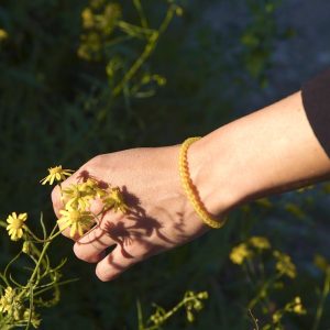 Bracelets Sélénya féminin femme fille adolescente en petites perles de pierres naturelles d'agate jaune, fermoir homard en acier inoxydable argenté et pendentif charm en laiton sans nickel sans plomb et sans cadmium fait main, chainette d'extension et médaillon logo les bijoux de karine