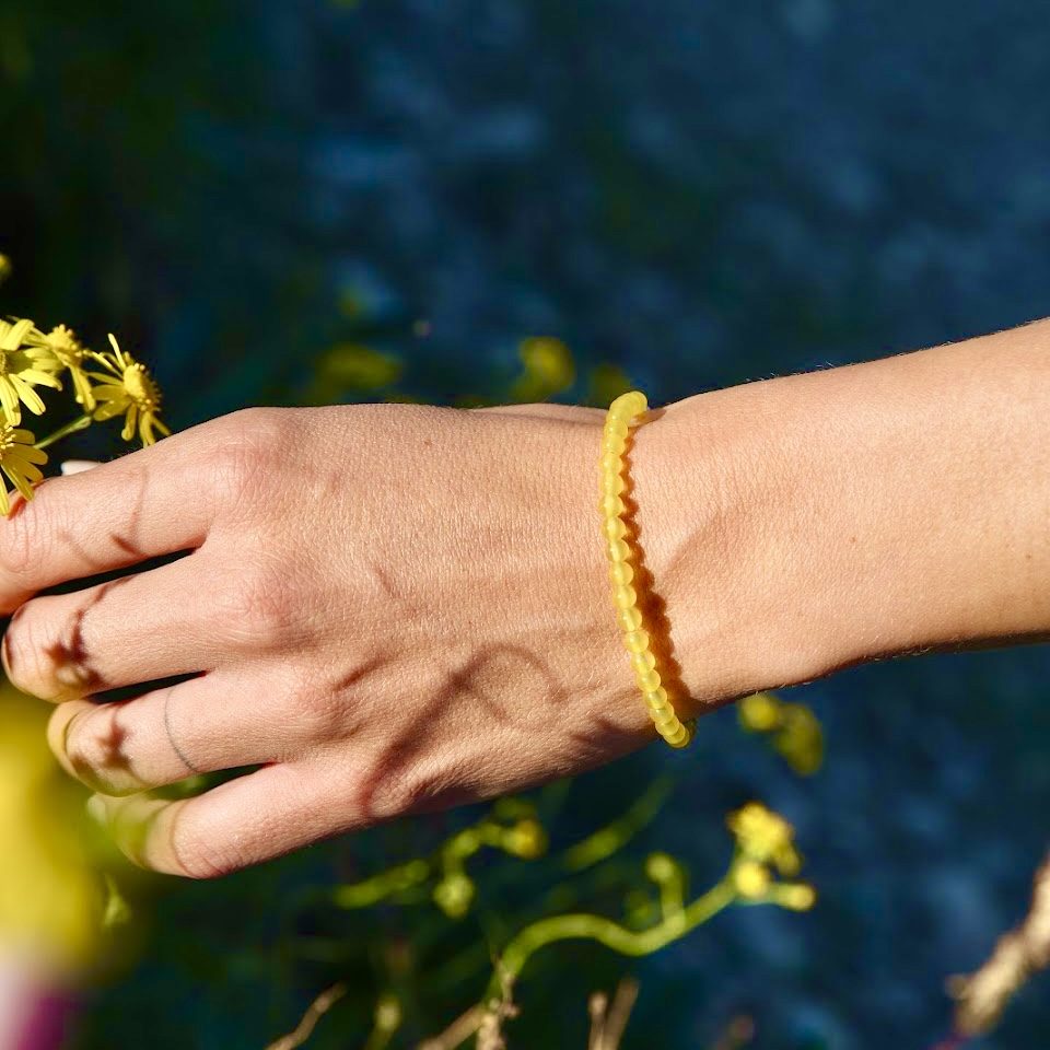 Sélénya, bracelet fin en pierres naturelles - perles d’agate jaune avec fermoir en acier inoxydable