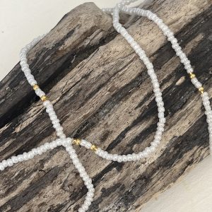 Baya ou bin bin élastique Soléia en perles de verre de coloris blanc nacré et perles dorées japonaises miyuki très résistantes fait main et sur mesure ajusté a la ma taille bijou de l'été à porter autour de la taille