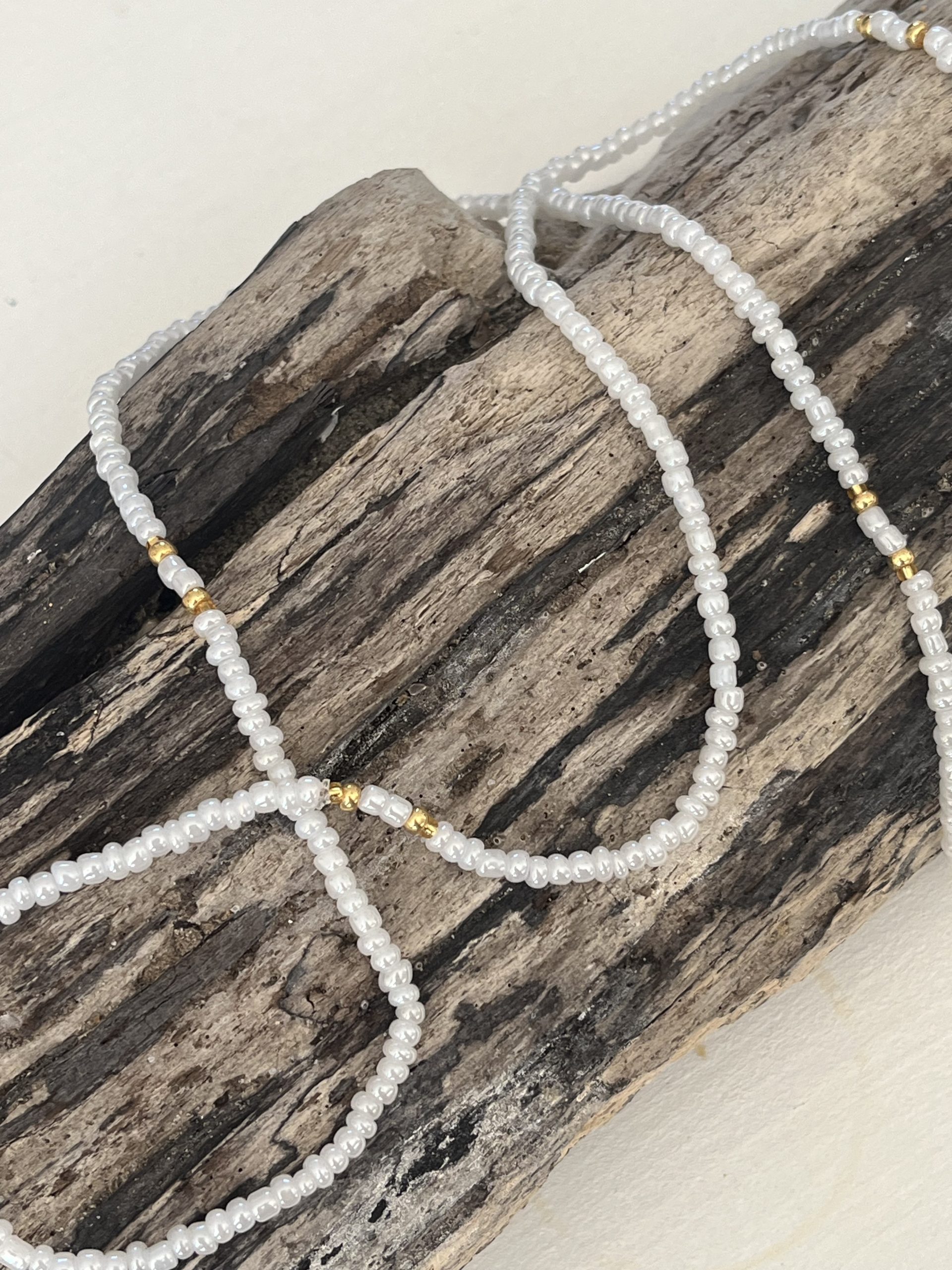 Baya ou bin bin élastique Soléia en perles de verre de coloris blanc nacré et perles dorées japonaises miyuki très résistantes fait main et sur mesure ajusté a la ma taille bijou de l'été à porter autour de la taille