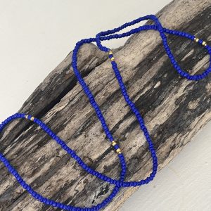 Baya ou bin bin élastique Soléia en perles de verre de coloris bleu roy cobalt outremer brillant et perles dorées japonaises miyuki très résistantes fait main et sur mesure ajusté a la ma taille bijou de l'été à porter autour de la taille
