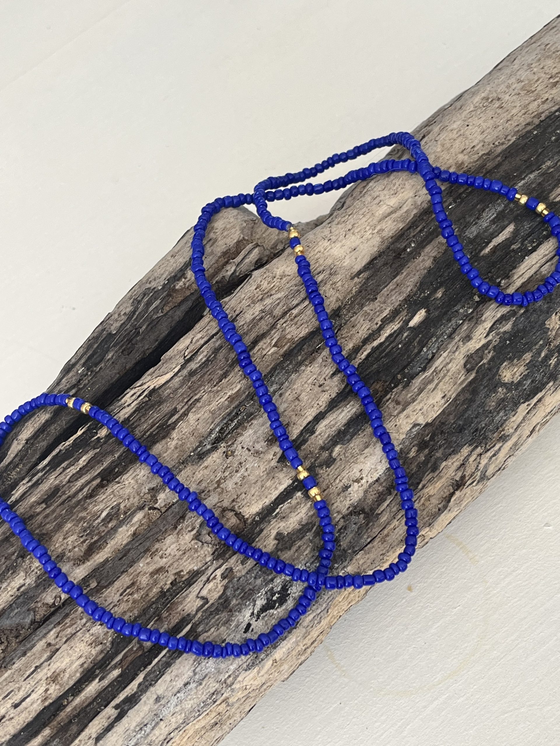 Baya ou bin bin élastique Soléia en perles de verre de coloris bleu roy cobalt outremer brillant et perles dorées japonaises miyuki très résistantes fait main et sur mesure ajusté a la ma taille bijou de l'été à porter autour de la taille