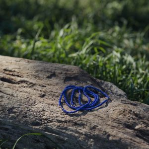 Baya ou bin bin élastique Soléia en perles de verre de coloris bleu roy cobalt outremer brillant et perles dorées japonaises miyuki très résistantes fait main et sur mesure ajusté a la ma taille bijou de l'été à porter autour de la taille