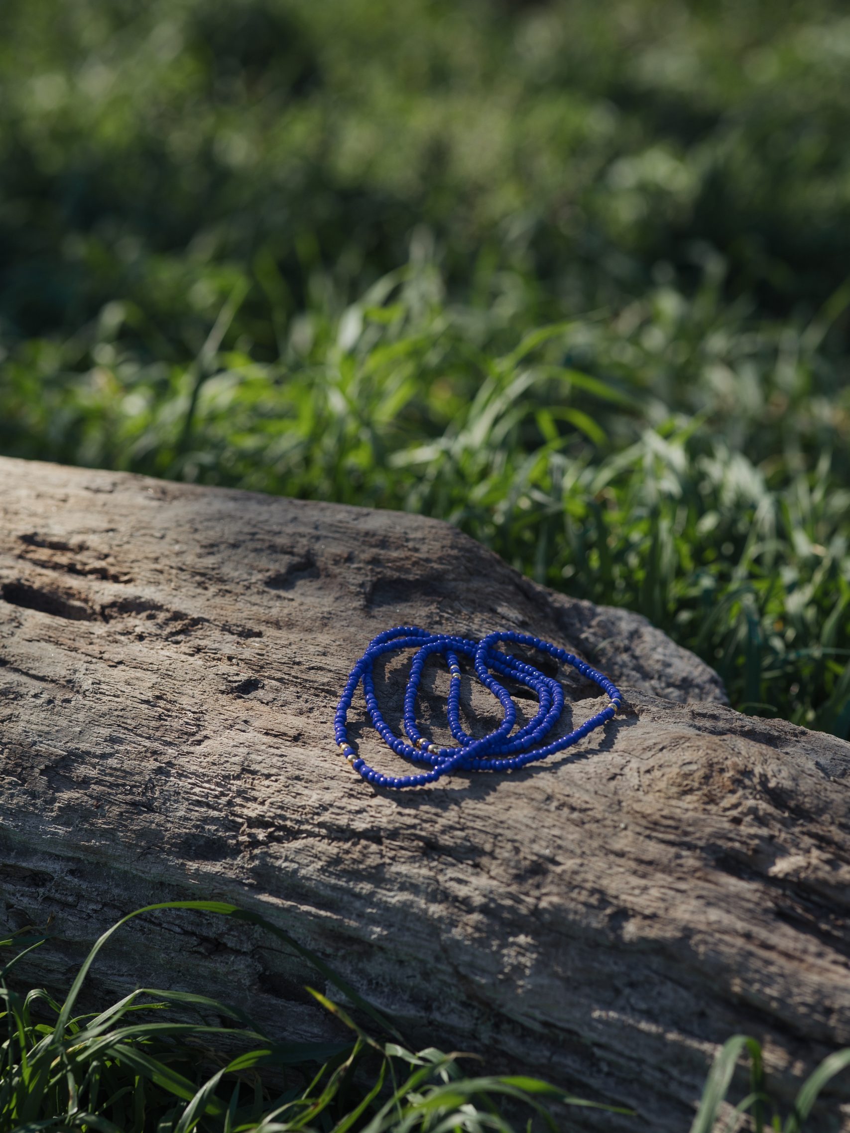 Baya ou bin bin élastique Soléia en perles de verre de coloris bleu roy cobalt outremer brillant et perles dorées japonaises miyuki très résistantes fait main et sur mesure ajusté a la ma taille bijou de l'été à porter autour de la taille