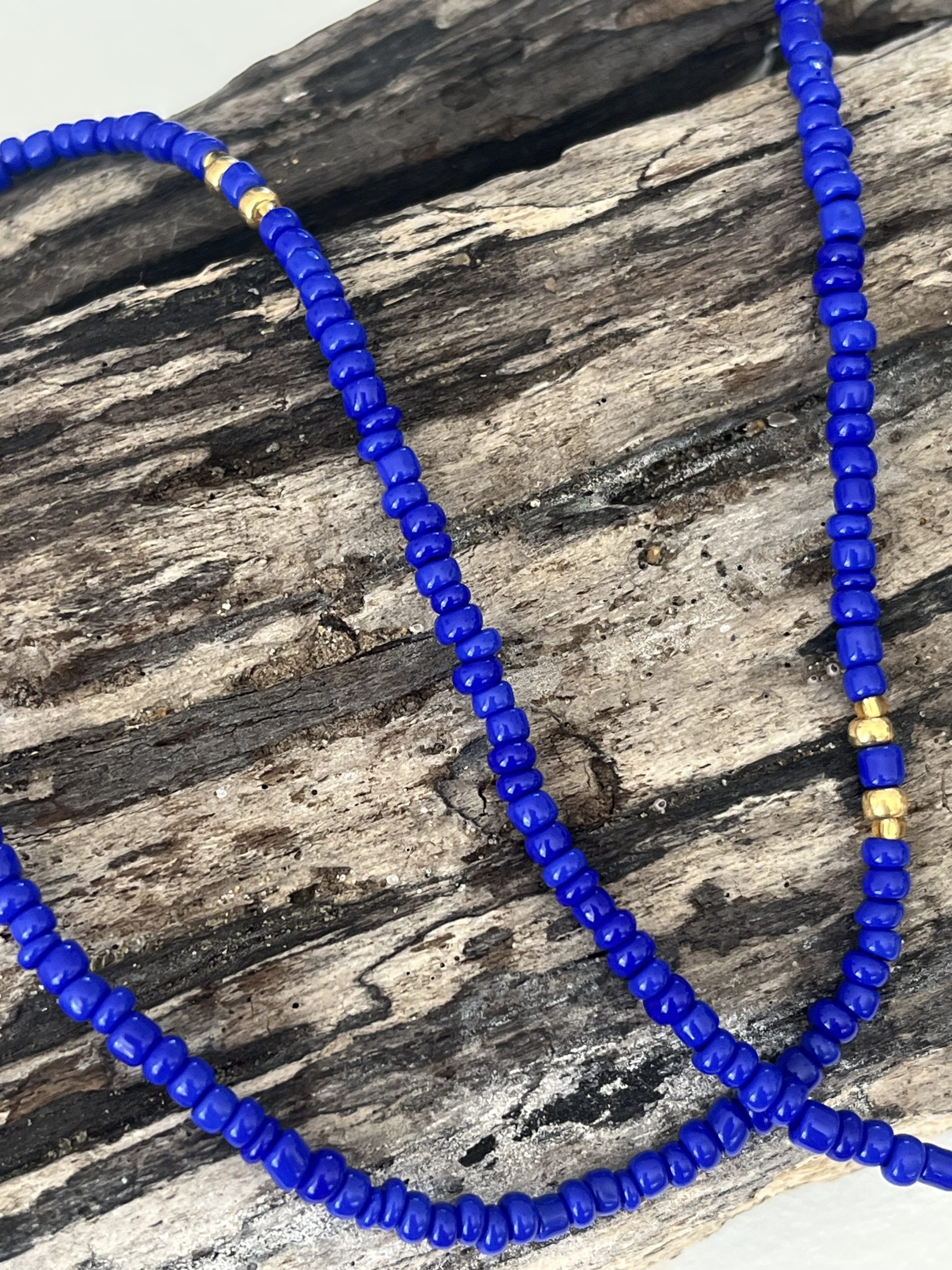 Baya ou bin bin élastique Soléia en perles de verre de coloris bleu roy cobalt outremer brillant et perles dorées japonaises miyuki très résistantes fait main et sur mesure ajusté a la ma taille bijou de l'été à porter autour de la taille