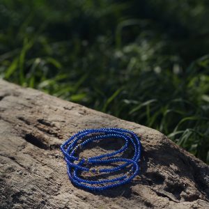 Baya ou bin bin élastique Soléia en perles de verre de coloris bleu aux reflets lumineux et perles dorées japonaises miyuki très résistantes fait main et sur mesure ajusté a la ma taille bijou de l'été à porter autour de la taille