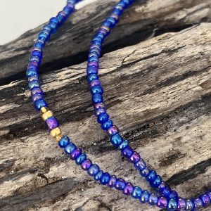 Baya ou bin bin élastique Soléia en perles de verre de coloris bleu aux reflets lumineux et perles dorées japonaises miyuki très résistantes fait main et sur mesure ajusté a la ma taille bijou de l'été à porter autour de la taille