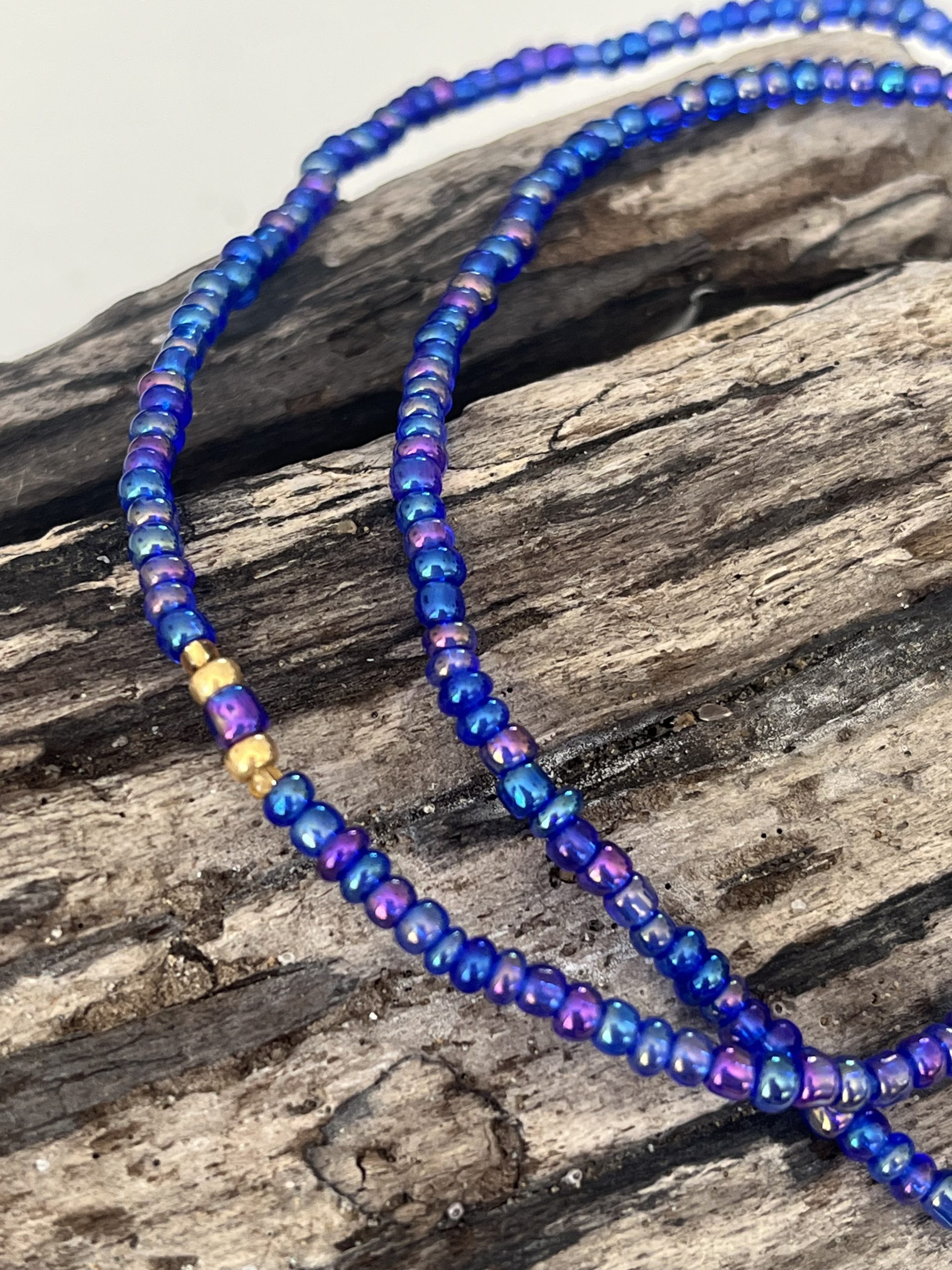 Baya ou bin bin élastique Soléia en perles de verre de coloris bleu aux reflets lumineux et perles dorées japonaises miyuki très résistantes fait main et sur mesure ajusté a la ma taille bijou de l'été à porter autour de la taille