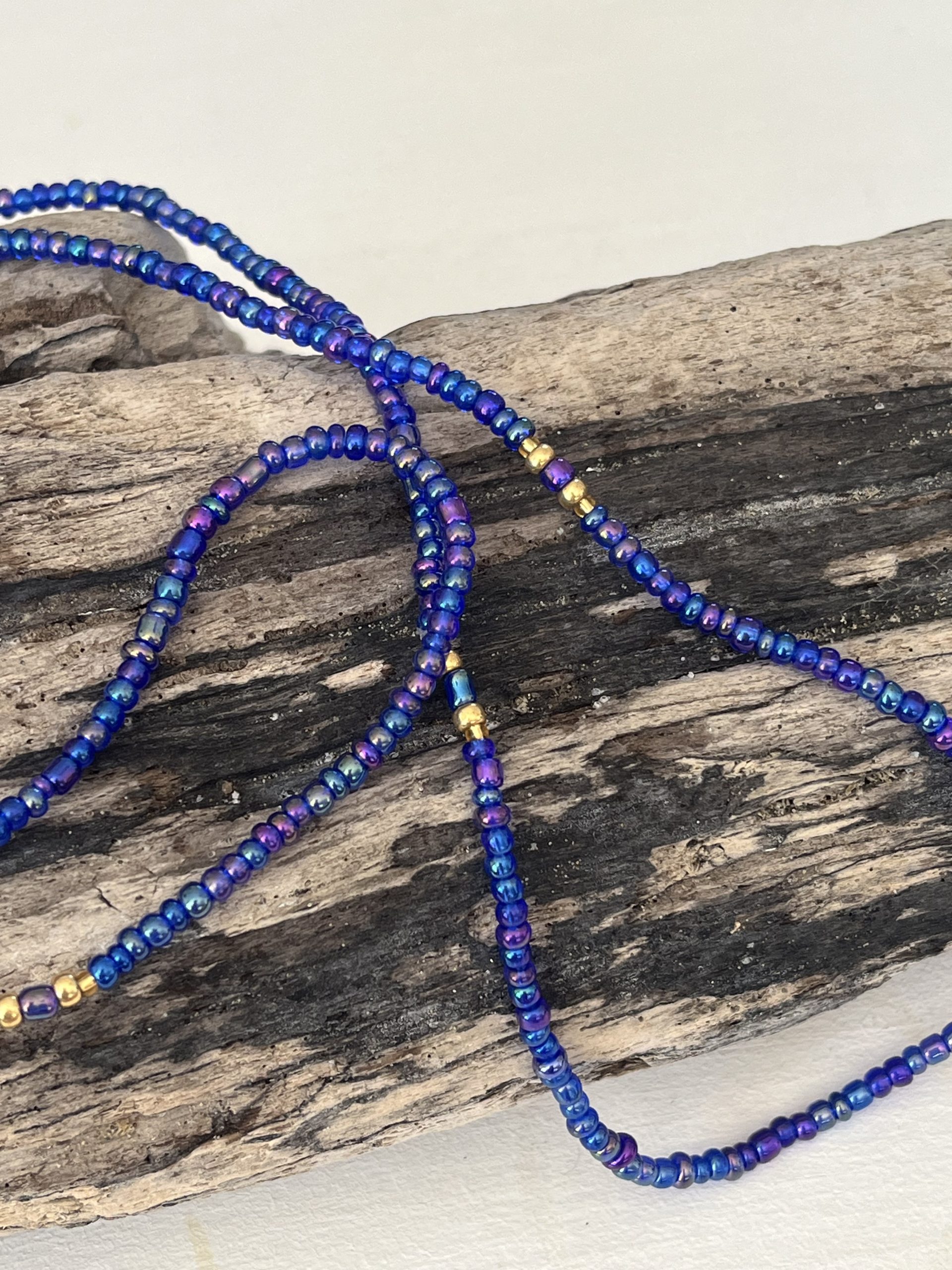 Baya ou bin bin élastique Soléia en perles de verre de coloris bleu aux reflets lumineux et perles dorées japonaises miyuki très résistantes fait main et sur mesure ajusté a la ma taille bijou de l'été à porter autour de la taille