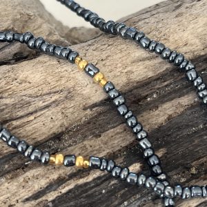 Baya ou bin bin élastique Soléia en perles de verre de coloris gris irisé métallisé nacré aux reflets lumineux et perles dorées japonaises miyuki très résistantes fait main et sur mesure ajusté a la ma taille bijou de l'été à porter autour de la taille