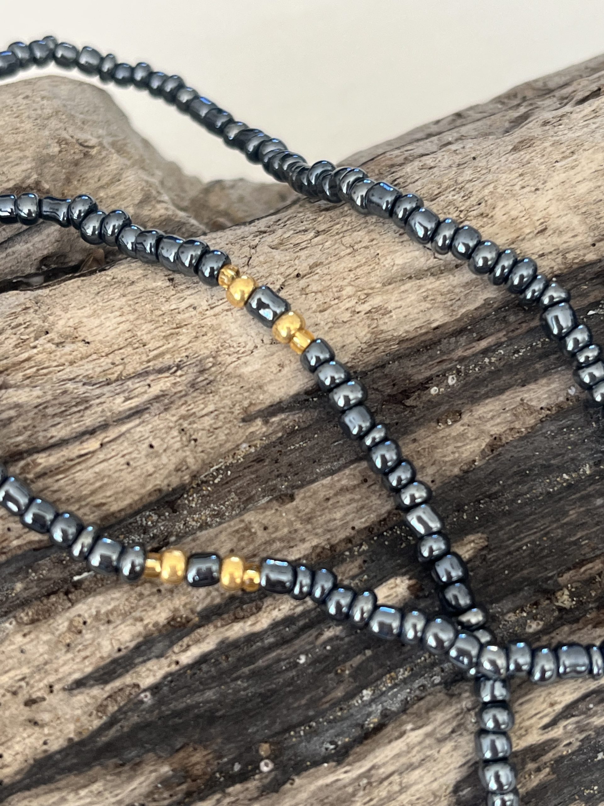 Baya ou bin bin élastique Soléia en perles de verre de coloris gris irisé métallisé nacré aux reflets lumineux et perles dorées japonaises miyuki très résistantes fait main et sur mesure ajusté a la ma taille bijou de l'été à porter autour de la taille