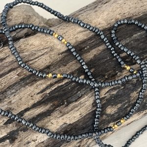 Baya ou bin bin élastique Soléia en perles de verre de coloris gris irisé métallisé nacré aux reflets lumineux et perles dorées japonaises miyuki très résistantes fait main et sur mesure ajusté a la ma taille bijou de l'été à porter autour de la taille