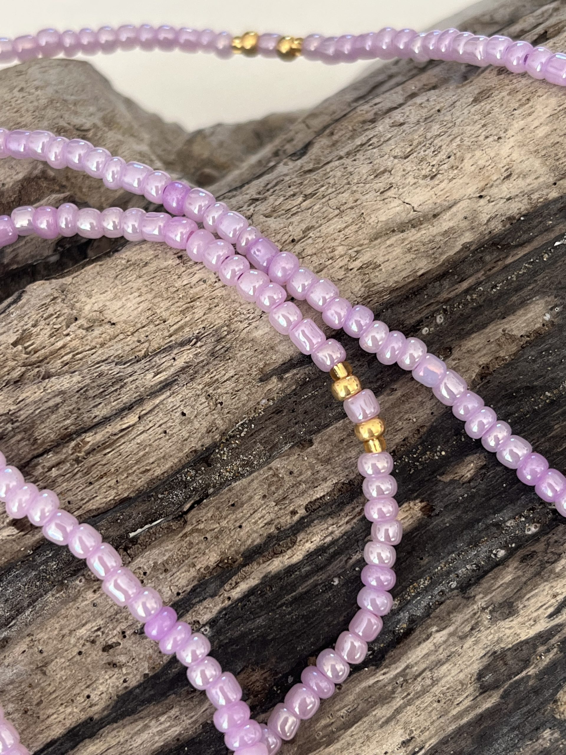 Baya ou bin bin élastique Soléia en perles de verre de coloris mauve lilas nacré et perles dorées japonaises miyuki très résistantes fait main et sur mesure ajusté a la ma taille bijou de l'été à porter autour de la taille