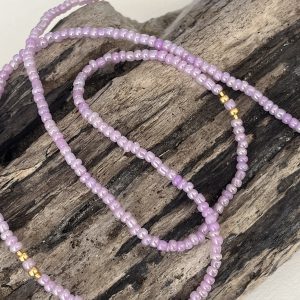 Baya ou bin bin élastique Soléia en perles de verre de coloris mauve lilas nacré et perles dorées japonaises miyuki très résistantes fait main et sur mesure ajusté a la ma taille bijou de l'été à porter autour de la taille