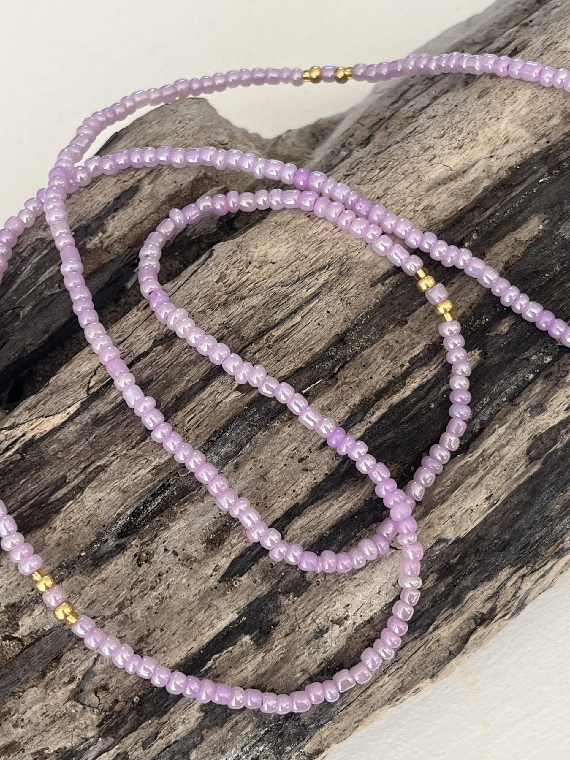 Baya ou bin bin élastique Soléia en perles de verre de coloris mauve lilas nacré et perles dorées japonaises miyuki très résistantes fait main et sur mesure ajusté a la ma taille bijou de l'été à porter autour de la taille