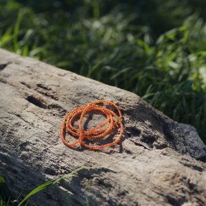 Baya ou bin bin élastique Soléia en perles de verre de coloris orange incandescent aux reflets lumineux et perles dorées japonaises miyuki très résistantes fait main et sur mesure ajusté a la ma taille bijou de l'été à porter autour de la taille