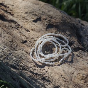 Baya ou bin bin élastique Soléia en perles de verre de coloris transparent cristal clear lumineux aux reflets lumineux et perles dorées japonaises miyuki très résistantes fait main et sur mesure ajusté a la ma taille bijou de l'été à porter autour de la taille