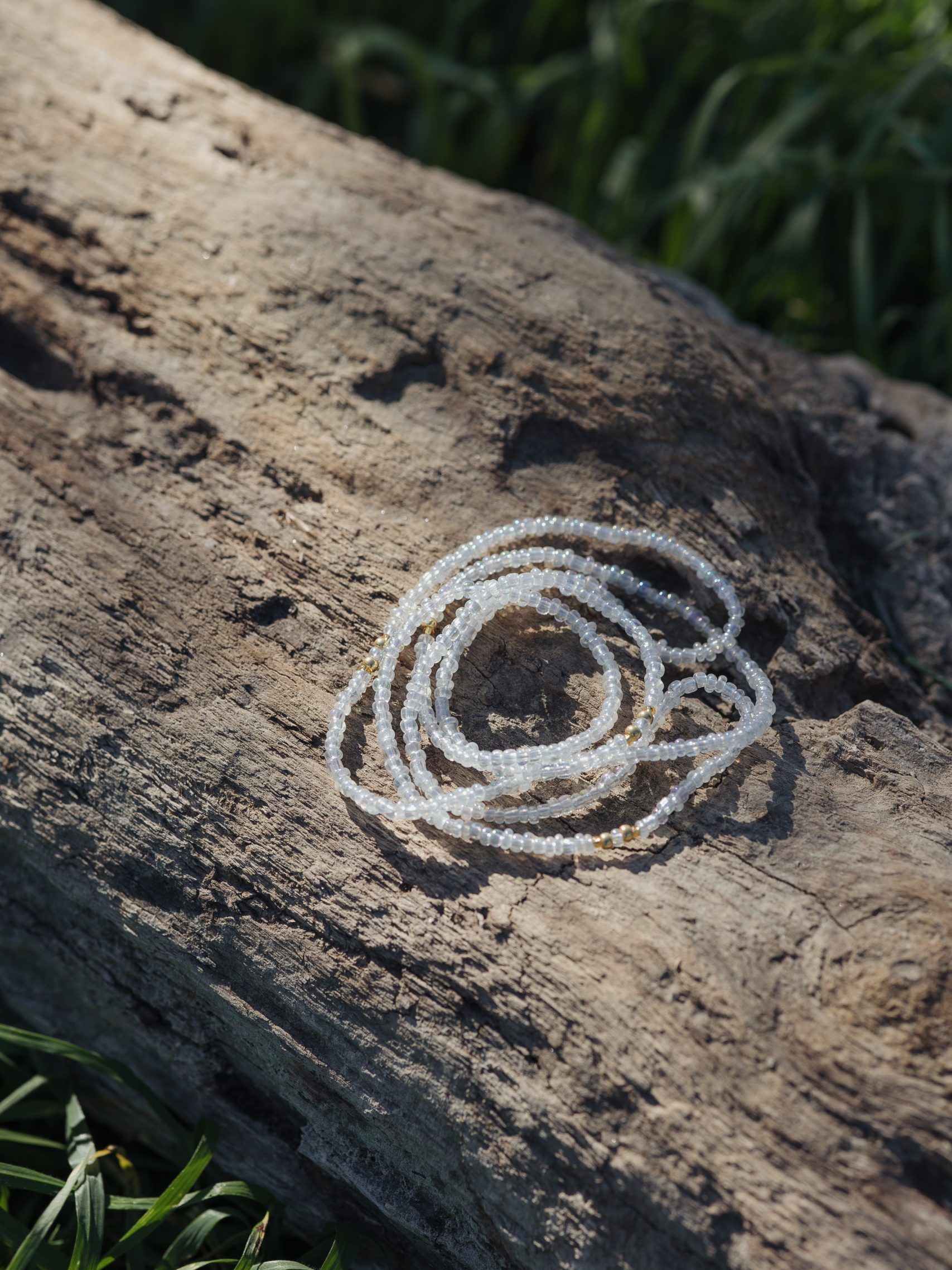 Baya ou bin bin élastique Soléia en perles de verre de coloris transparent cristal clear lumineux aux reflets lumineux et perles dorées japonaises miyuki très résistantes fait main et sur mesure ajusté a la ma taille bijou de l'été à porter autour de la taille
