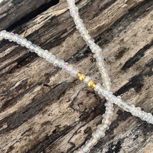 Baya ou bin bin élastique Soléia en perles de verre de coloris transparent cristal clear lumineux aux reflets lumineux et perles dorées japonaises miyuki très résistantes fait main et sur mesure ajusté a la ma taille bijou de l'été à porter autour de la taille