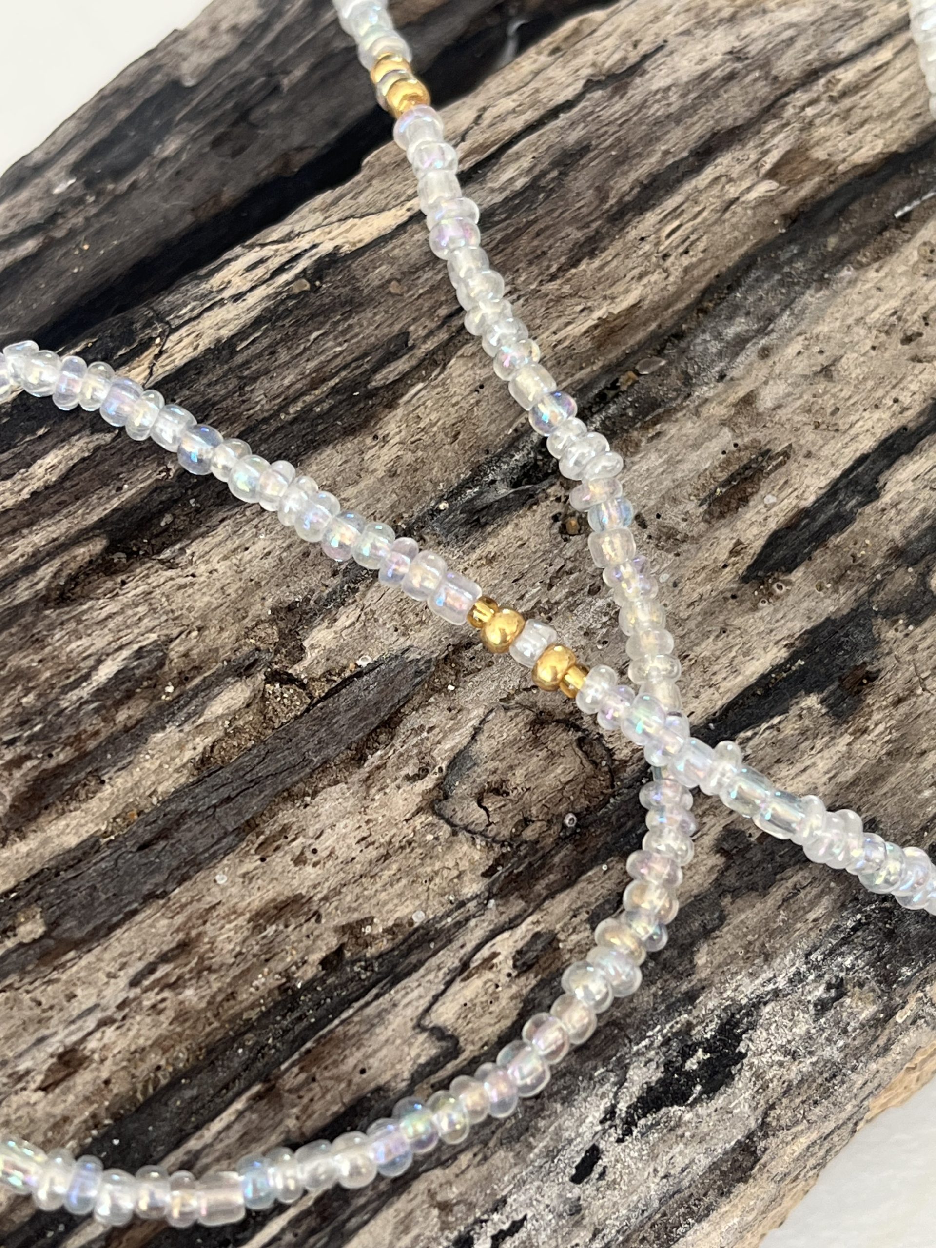 Baya ou bin bin élastique Soléia en perles de verre de coloris transparent cristal clear lumineux aux reflets lumineux et perles dorées japonaises miyuki très résistantes fait main et sur mesure ajusté a la ma taille bijou de l'été à porter autour de la taille