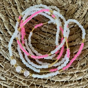 Baya bin bin élastique Soléia Tria en perles de verre rose vif lumineux flashy fluo et perles blanches nacrées perles dorées japonaises miyuki et pierres naturelles Quartz Rose Clair veritables fait main et sur mesure ajusté a la ma taille bijou de l'été à porter autour de la taille