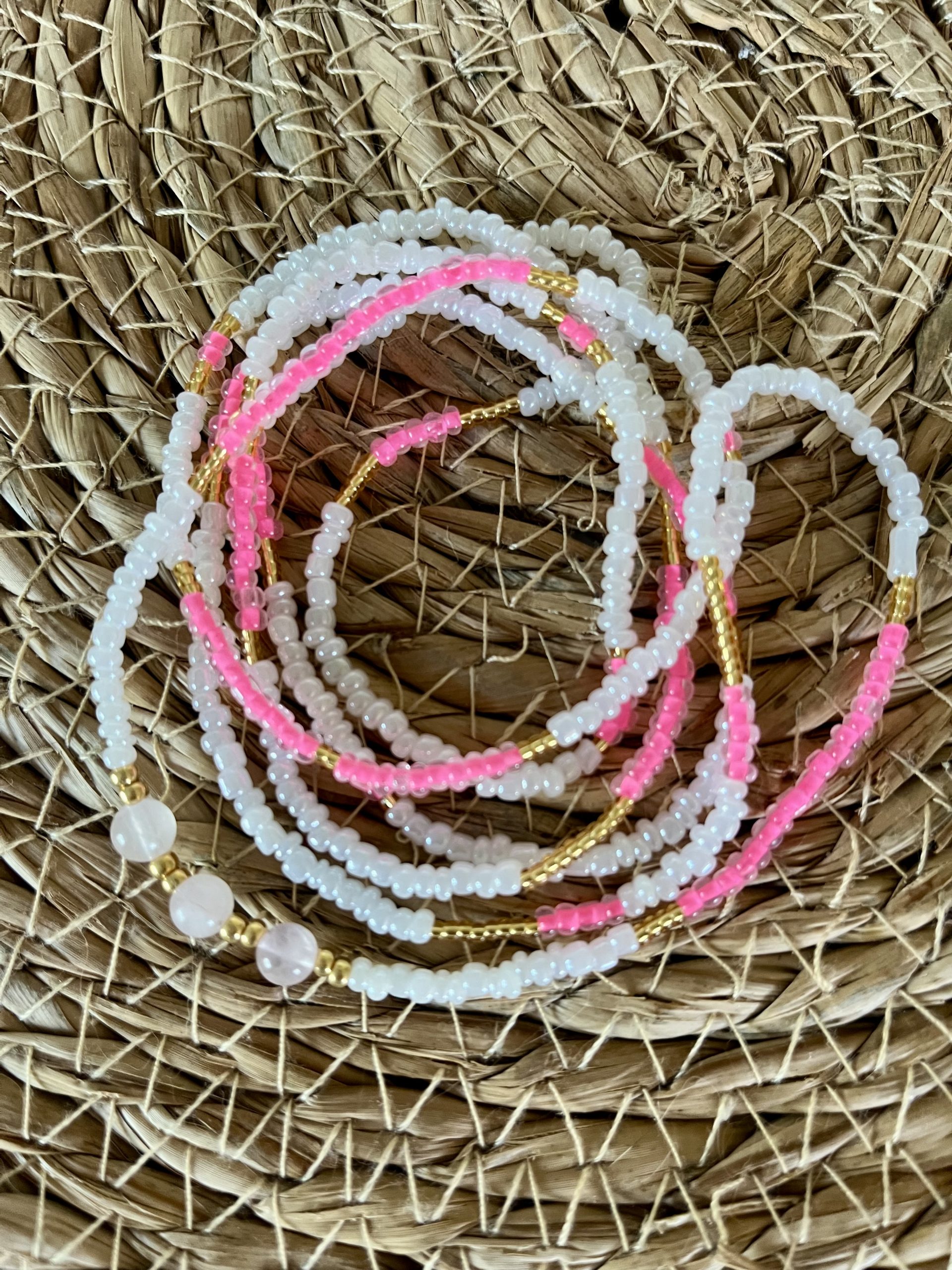 Baya bin bin élastique Soléia Tria en perles de verre rose vif lumineux flashy fluo et perles blanches nacrées perles dorées japonaises miyuki et pierres naturelles Quartz Rose Clair veritables fait main et sur mesure ajusté a la ma taille bijou de l'été à porter autour de la taille