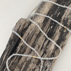 Baya ou bin-bin élastique Soléia en perles de verre de coloris transparent cristal clear lumineux aux reflets lumineux et perles dorées japonaises miyuki très résistantes fait main et sur mesure ajusté a la ma taille bijou de l'été à porter autour de la taille