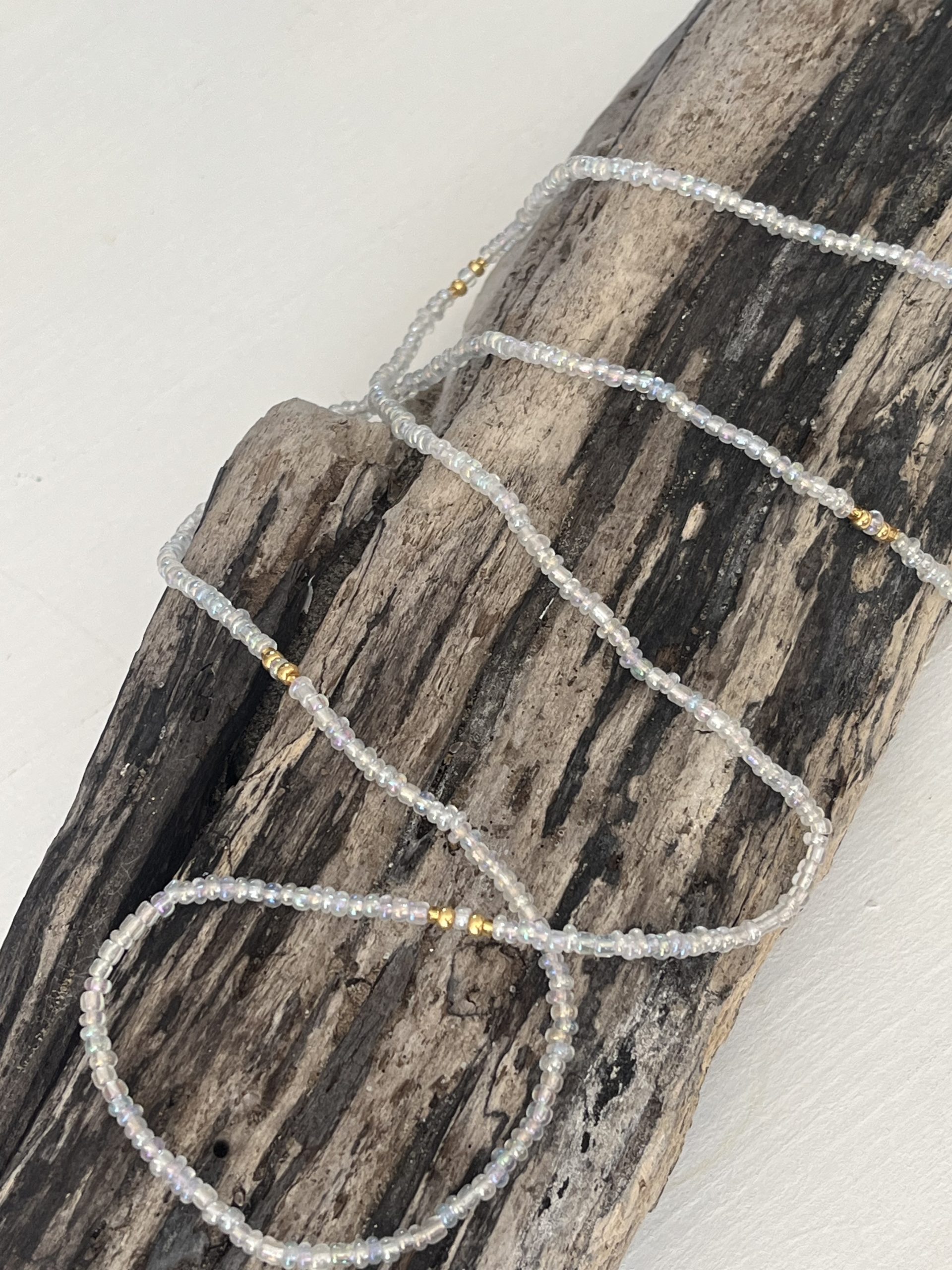 Baya ou bin-bin élastique Soléia en perles de verre de coloris transparent cristal clear lumineux aux reflets lumineux et perles dorées japonaises miyuki très résistantes fait main et sur mesure ajusté a la ma taille bijou de l'été à porter autour de la taille