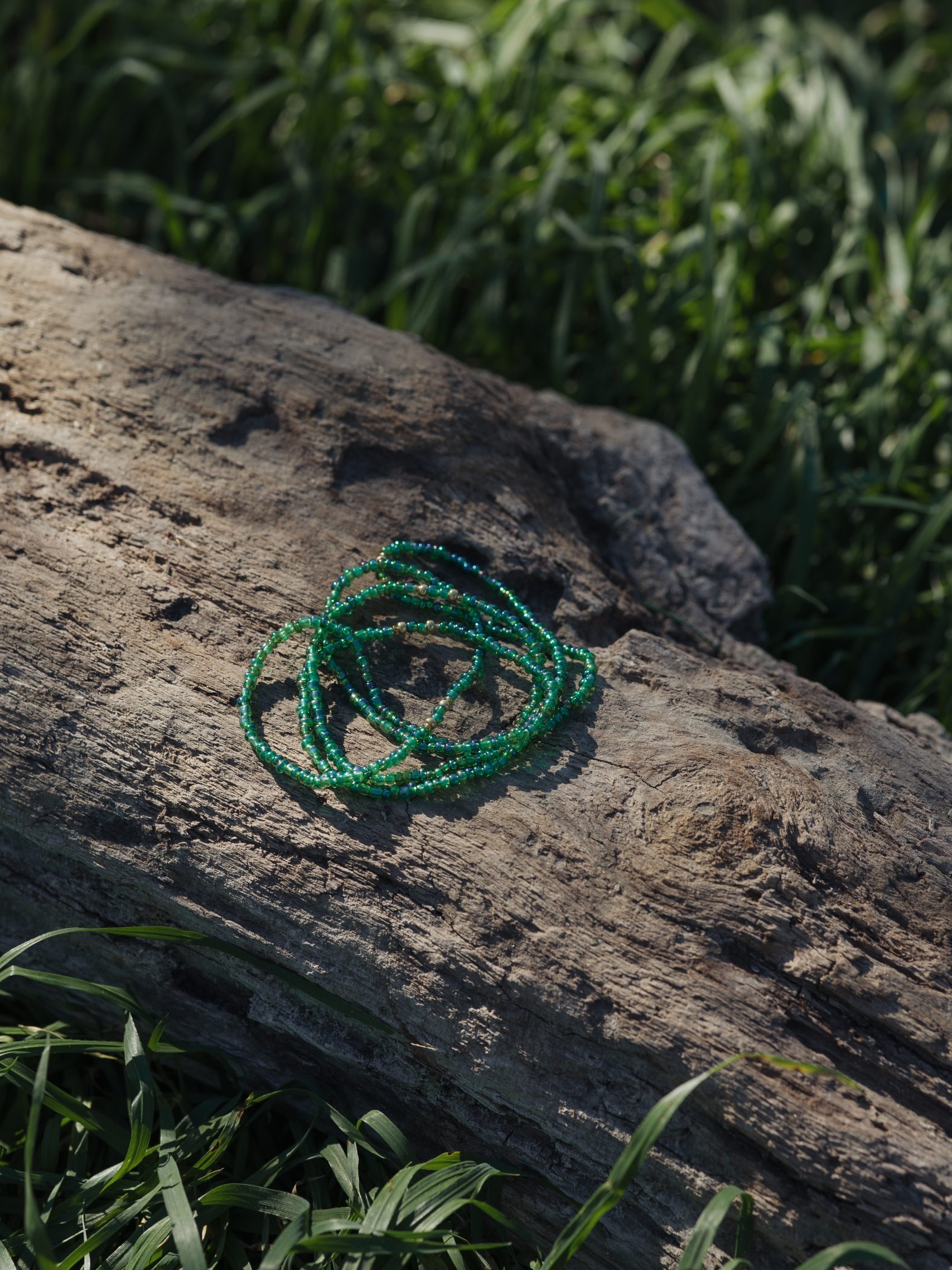 Baya ou bin bin élastique Soléia en perles de verre de coloris vert lumineux reflets vifs et perles dorées japonaises miyuki très résistantes fait main et sur mesure ajusté a la ma taille bijou de l'été à porter autour de la taille
