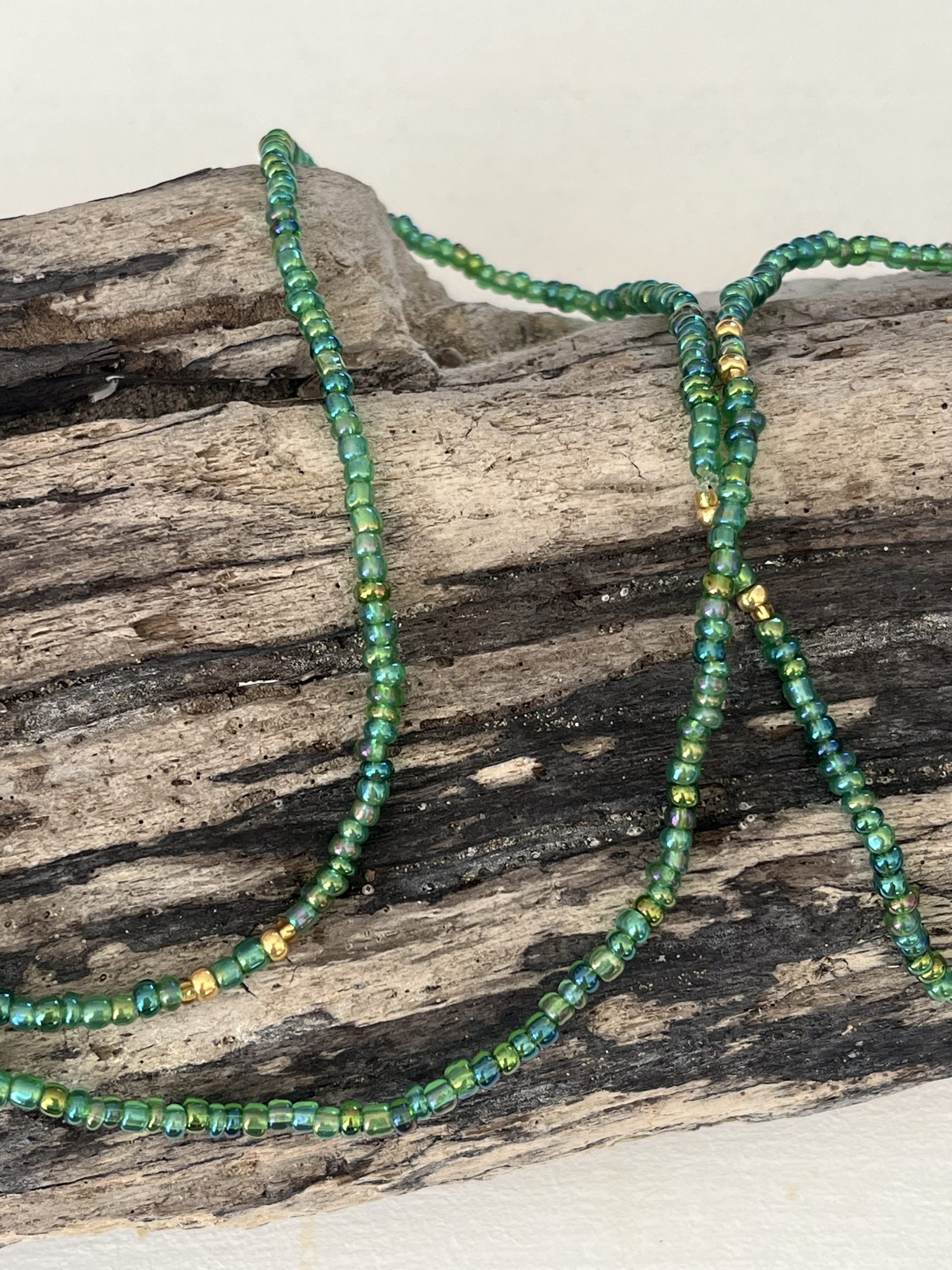 Baya ou bin bin élastique Soléia en perles de verre de coloris vert lumineux reflets vifs et perles dorées japonaises miyuki très résistantes fait main et sur mesure ajusté a la ma taille bijou de l'été à porter autour de la taille