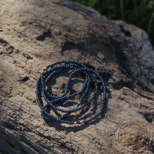 Baya ou bin bin élastique Soléia en perles de verre de coloris gris irisé métallisé nacré aux reflets lumineux et perles dorées japonaises miyuki très résistantes fait main et sur mesure ajusté a la ma taille bijou de l'été à porter autour de la taille