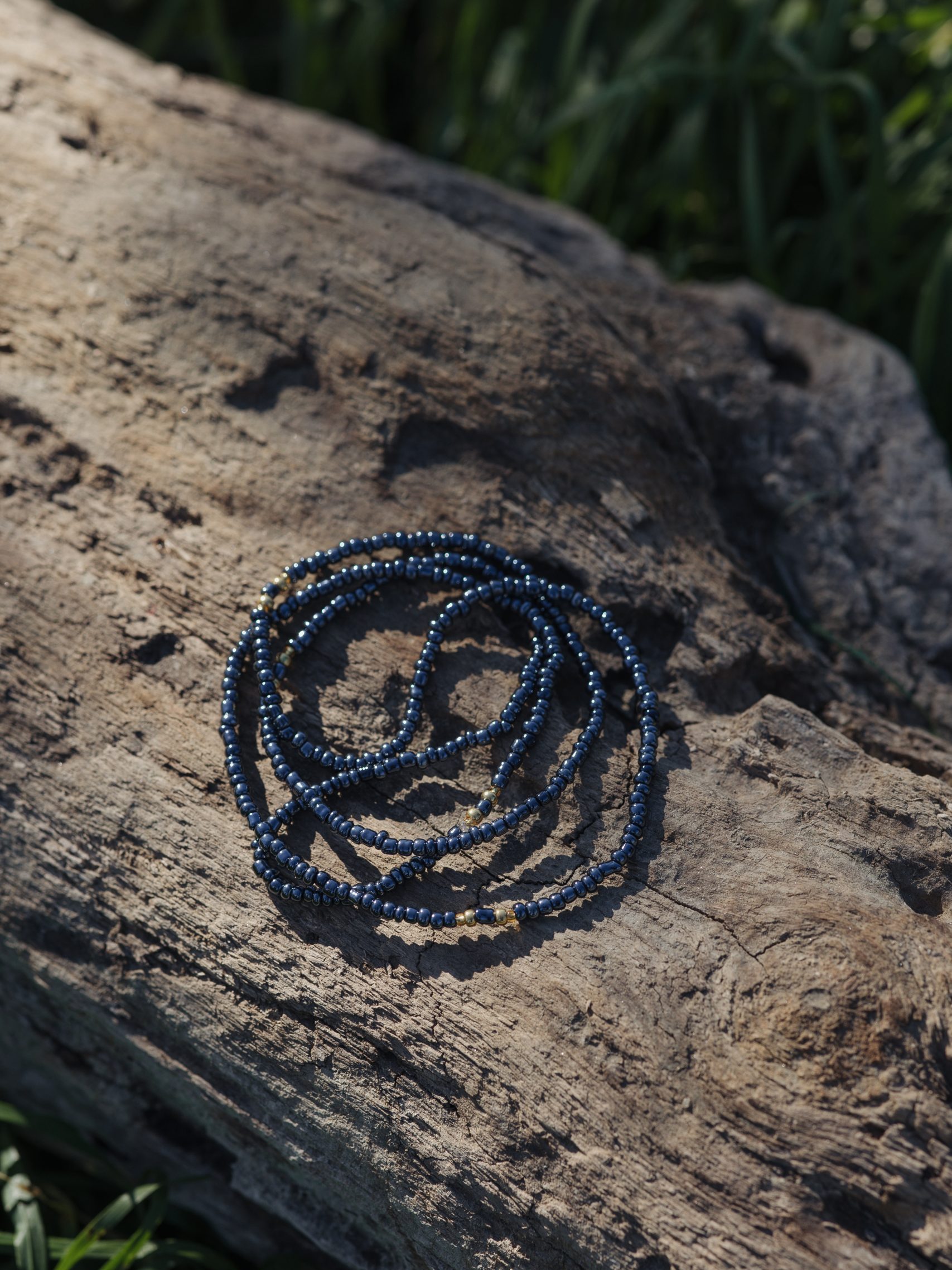 Baya ou bin bin élastique Soléia en perles de verre de coloris gris irisé métallisé nacré aux reflets lumineux et perles dorées japonaises miyuki très résistantes fait main et sur mesure ajusté a la ma taille bijou de l'été à porter autour de la taille