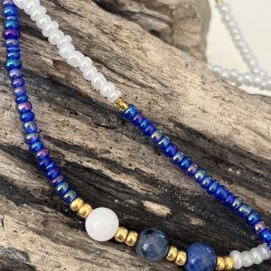 Baya bin bin élastique Soléia Tria en perles de verre bleu reflets violets lumineux éclatants nacré et perles de verre blanc blanches nacrées perles dorées japonaises miyuki pierres naturelles lapis lazuli sodalite et jade quartz blanc veritables fait main et sur mesure ajusté a la ma taille bijou de l'été à porter autour de la taille