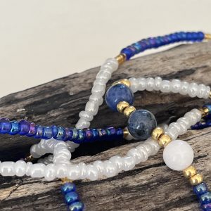 Baya bin bin élastique Soléia Tria en perles de verre bleu reflets violets lumineux éclatants nacré et perles de verre blanc blanches nacrées perles dorées japonaises miyuki pierres naturelles lapis lazuli sodalite et jade quartz blanc veritables fait main et sur mesure ajusté a la ma taille bijou de l'été à porter autour de la taille