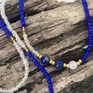 Baya bin bin élastique Soléia Tria en perles de verre bleu vif roy electrique cobalt nacré et perles de verre transparentes cristal reflets multicolores et perles dorées japonaises miyuki pierres naturelles lapis lazuli sodalite et jade quartz blanc transparent veritables fait main et sur mesure ajusté a la ma taille bijou de l'été à porter autour de la taille